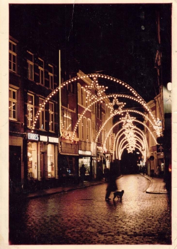 Foto Gasthuisstraat Venlo vóór Kerstmis jaren 50/60, Verzamelen, Foto's en Prenten, Gebruikt, Foto, Ophalen of Verzenden, Voor 1940