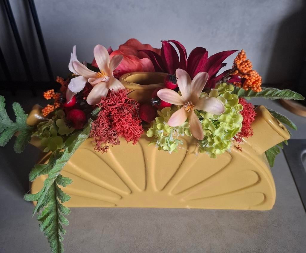 Mooi kunst bloemstuk in half ronde okergele vaas, toetervaas, Binnen, Zijde, Ophalen of Verzenden, 20 cm