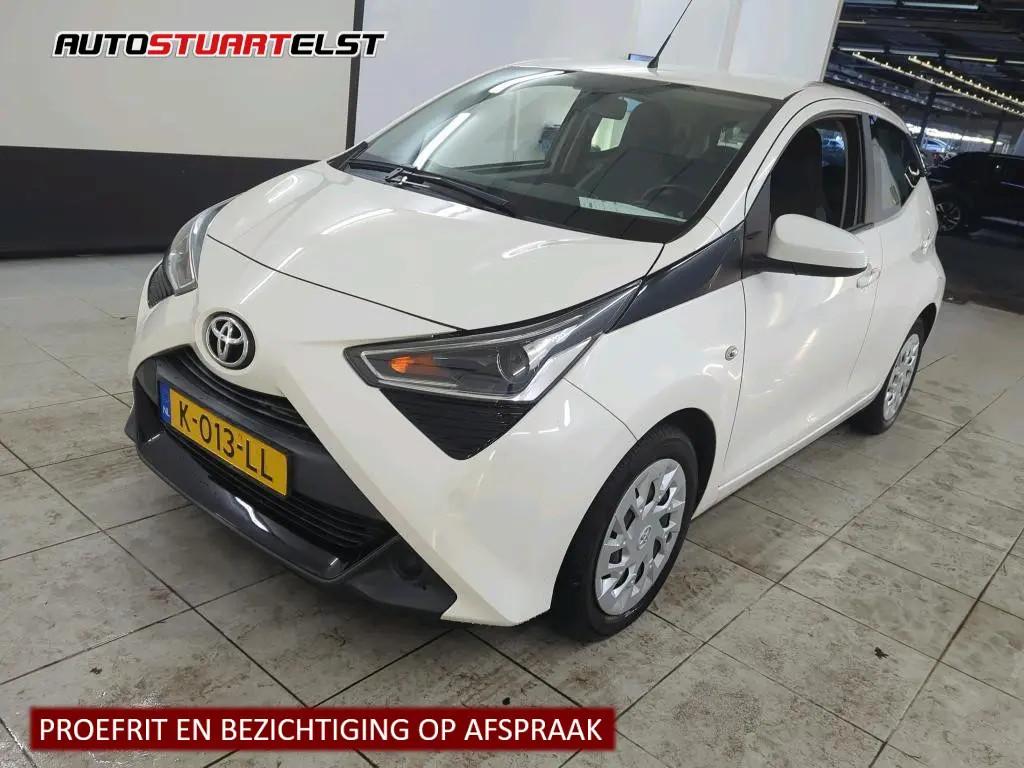 Toyota Aygo 1.0 VVT-i x-play € 11.350,00, Stof, Gebruikt, Euro 6, 4 stoelen