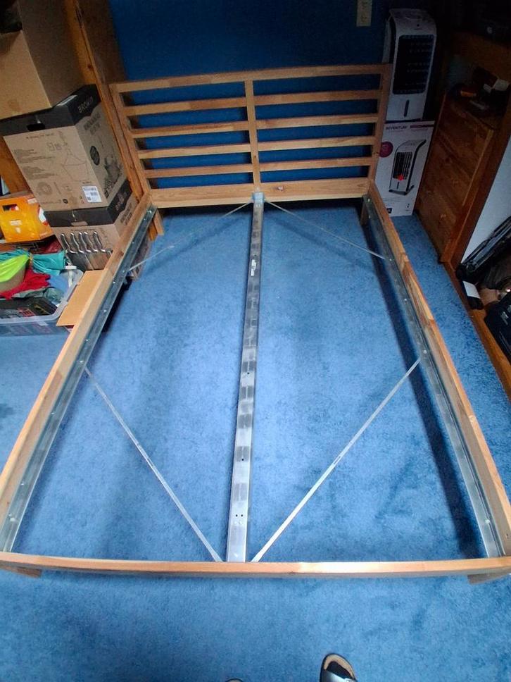 IKEA TARVA bedframe 140x200 inclusief lattenbodem, Huis en Inrichting, Slaapkamer | Bedden, Zo goed als nieuw, Tweepersoons, 140 cm