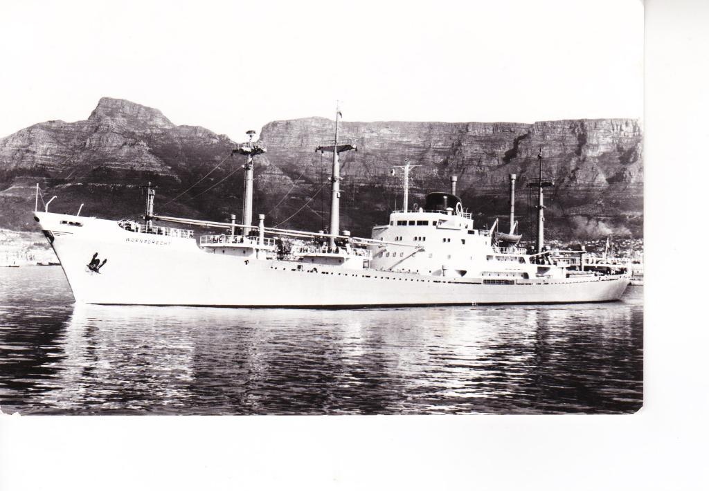 M.S."Woensdrecht"bij Kaapstad. PHs.Van Ommeren. 31-03, Verzamelen, Ophalen of Verzenden, Zo goed als nieuw, Motorboot, Kaart, Foto of Prent