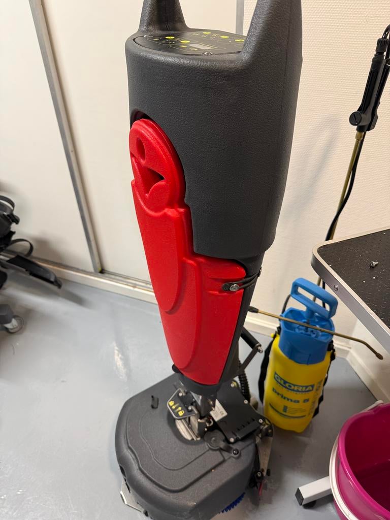 Hako schrob/zuig machine met twee motoren voor twee pads., Doe-het-zelf en Verbouw, Reinigingsmachines, Zo goed als nieuw, Ophalen