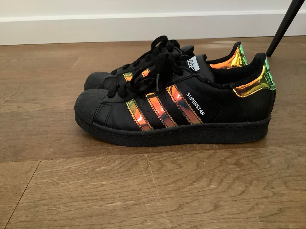 Adidas Superstar sneakers zwart met iriserende details 35,5, Ophalen, Zwart, Sneakers of Gympen, Gedragen