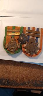 Set van 2 Militaire Medailles met Onderscheidingen, Ophalen of Verzenden