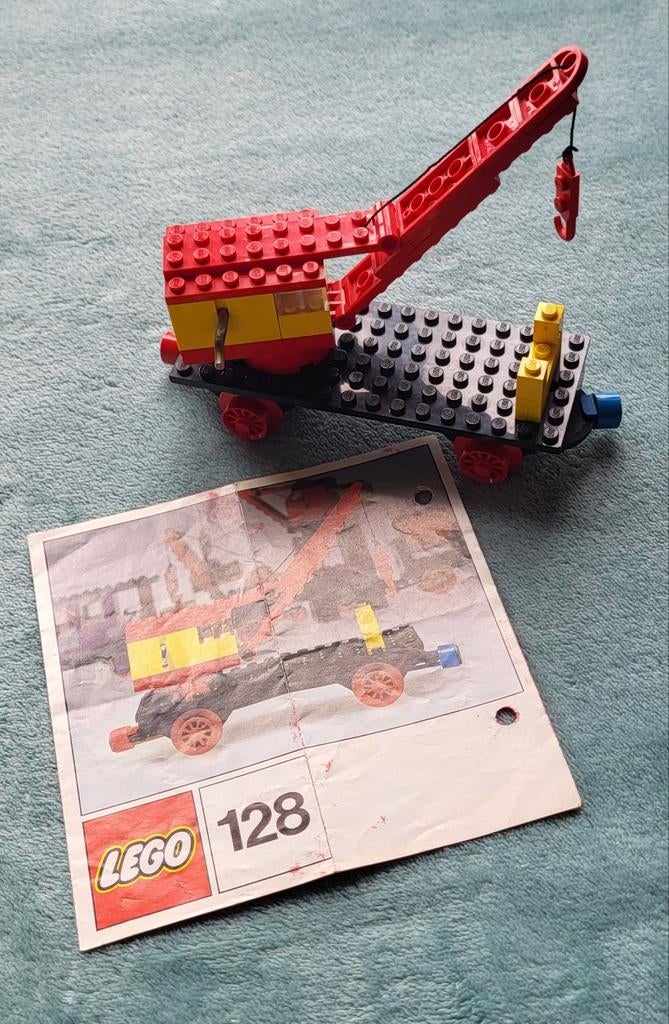 Lego trein blauwe rails hijskraan wagon (set 128) + boekje., Gebruikt, Lego, Compleet, Ophalen of Verzenden