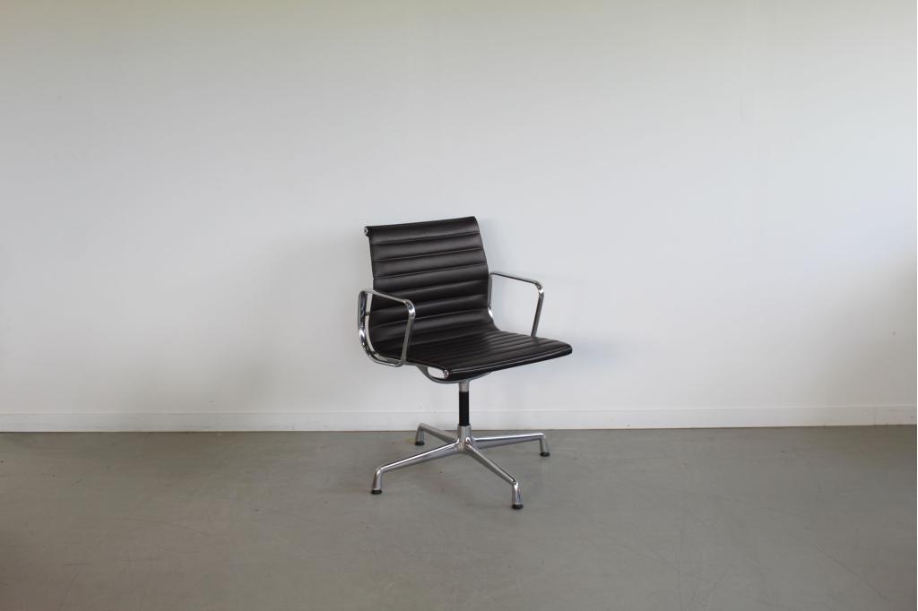 1x Vitra Eames EA 104 Stoel Zwart Leer – Aluminium, Niet ingevuld, Zwart, Niet ingevuld, Ophalen of Verzenden