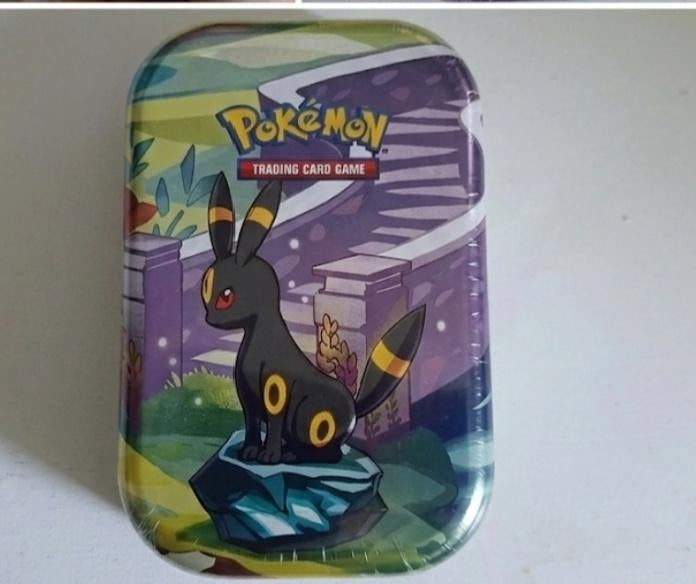 Pokemon sealed Umbreon tin Prismatic Evolutions, Ophalen of Verzenden, Nieuw, Boosterbox