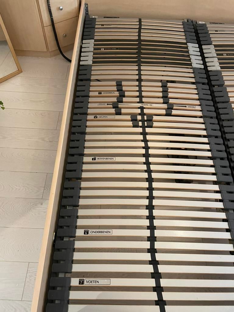 Twee Bossflex electrische verstelbare lattenbodem 80 cm, Ophalen, Zo goed als nieuw, Eenpersoons, 90 cm