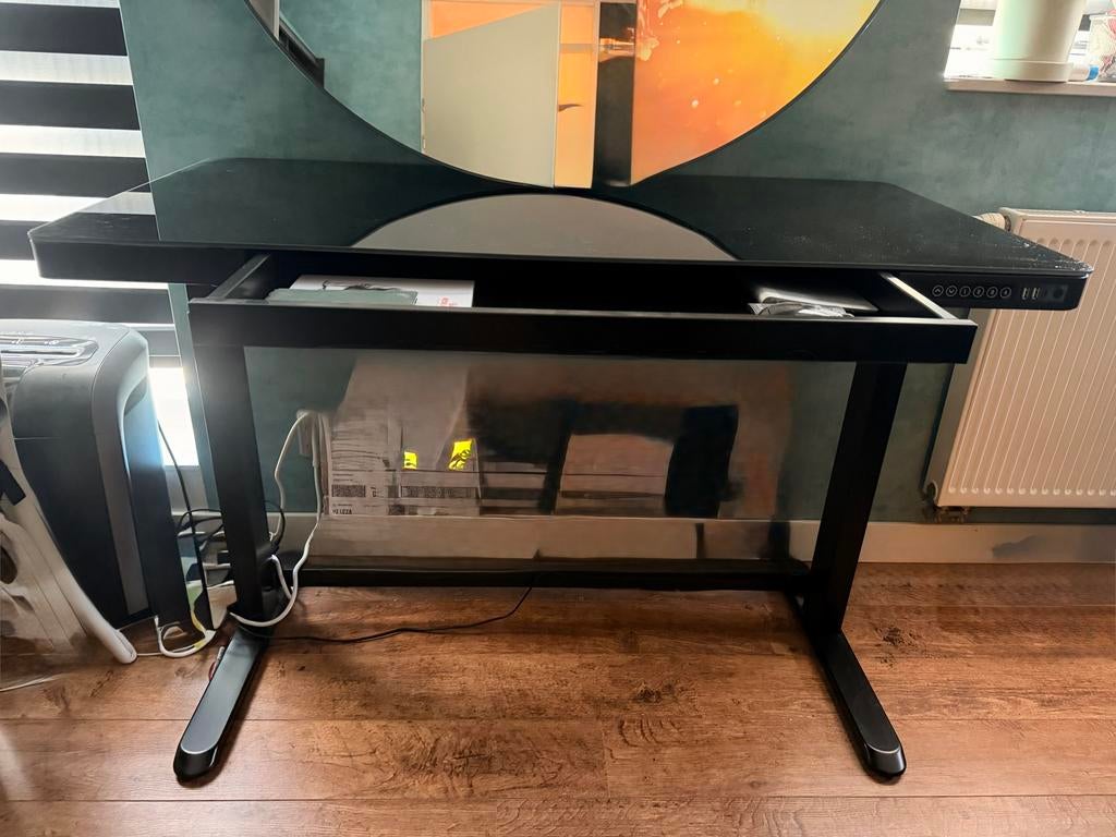 Elektrisch Zit-sta Bureau met Glasplaat en Oplaadfunctie, Huis en Inrichting, Bureaus, Ophalen, Elektrisch, 120 cm, Zo goed als nieuw