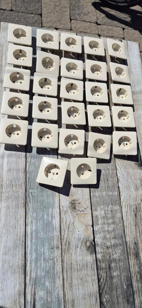 Jung crème  afwerkplaten, schakelmateriaal en stopcontacten, Ophalen of Verzenden, Gebruikt, Stopcontact