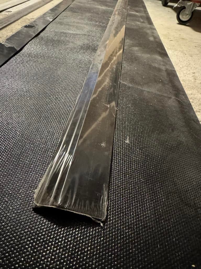 Hoekprofiel zwart zelfklevend -270 cm- 52x22 mm (Nieuw), Ophalen of Verzenden, Nieuw