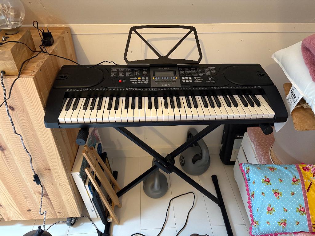 MAX KB1 keyboard met 61 toetsen incl standaard, Muziek en Instrumenten, Keyboards, 61 toetsen, Zo goed als nieuw, Met standaard