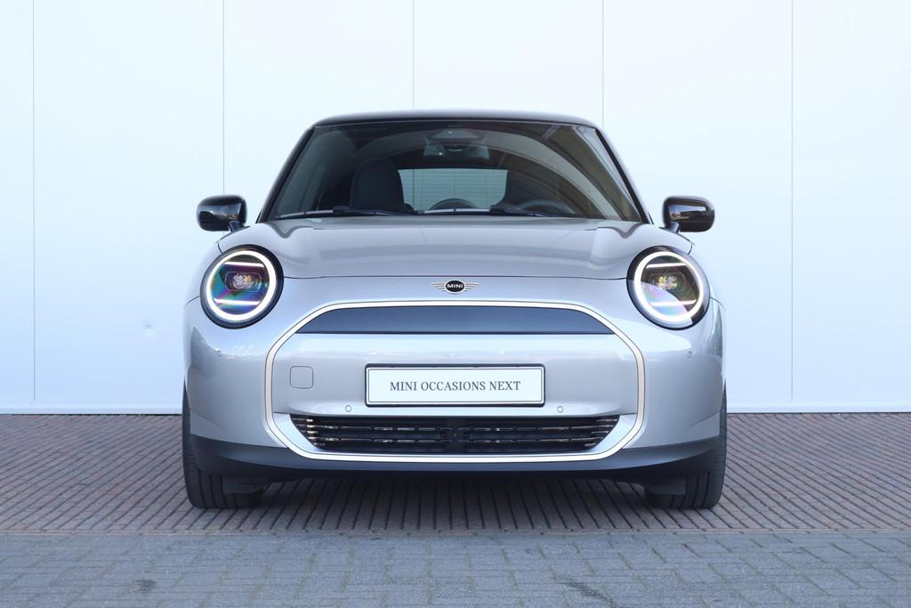 Mini Mini Cooper E Favoured M 40.7 kWh / Pano Dak / Head-Up, Auto's, Mini, Gebruikt, 300 km, 41 kWh, Met garantie (alle)