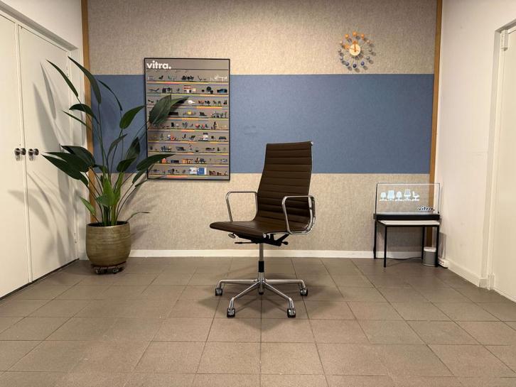 Vitra | Eames | EA119 | Bruin Leder & Chrome | 4x, Huis en Inrichting, Bureaustoelen, Gebruikt, Bureaustoel, Bruin, Ophalen of Verzenden