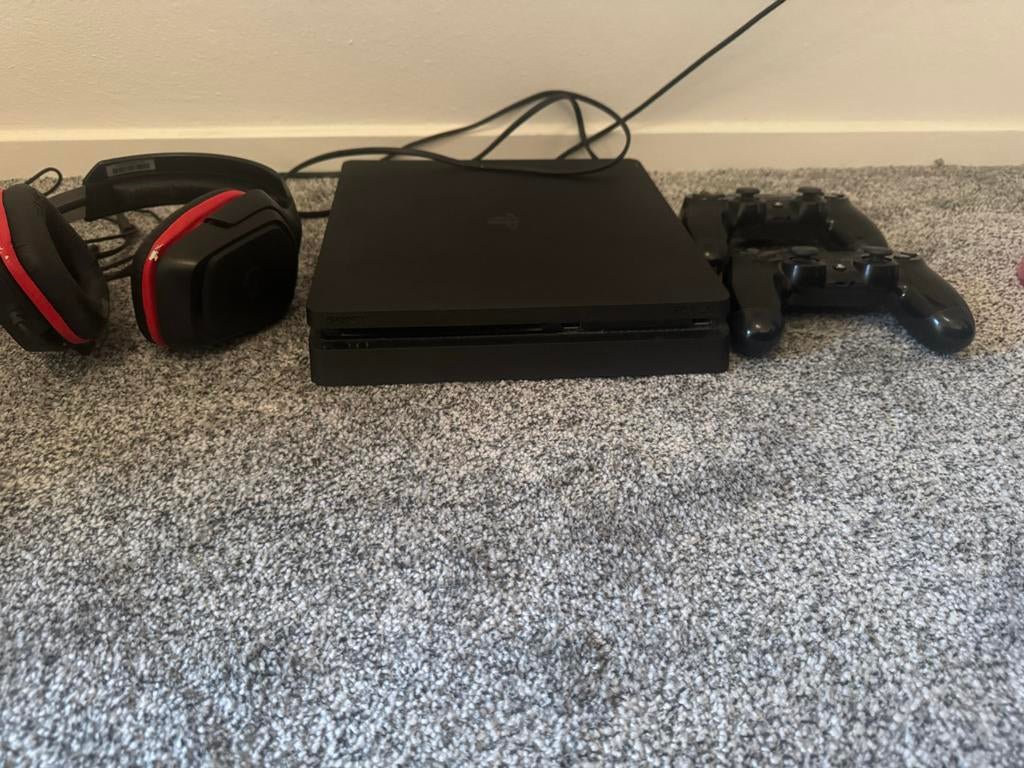 Playstation 4 Slim met 2 controllers en headset, Spelcomputers en Games, Met 2 controllers, Ophalen of Verzenden, Zo goed als nieuw
