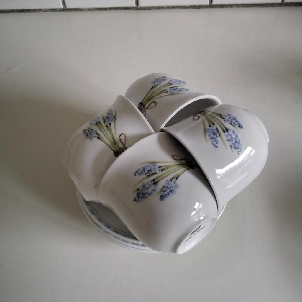 Jet blauwe druifjes:dienblad,5 bekers,6 kop en schotels, Ophalen of Verzenden, Aardewerk, Overige stijlen, Kop(pen) en/of Schotel(s)