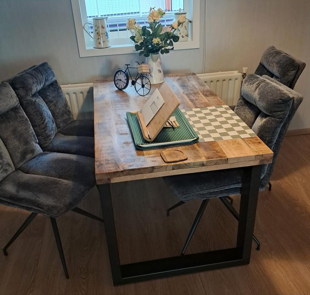 Mango houten tafel met 4 stoelen van Haco zo goed als nieuw, Ophalen