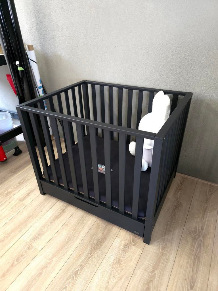 Mat zwarte baby box TWF met lade, Kinderen en Baby's, Boxen, Ophalen, Zo goed als nieuw, Rechthoekig, Lade