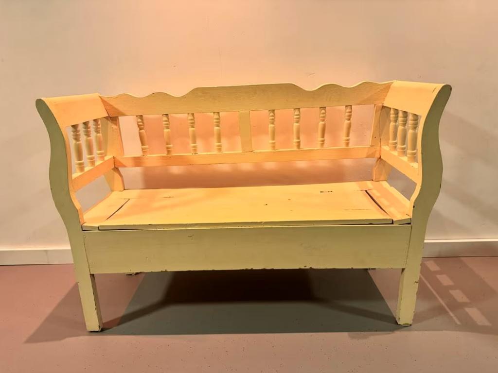 Antiek kinderbankje met opbergruimte (lichtroze), Kinderen en Baby's, Kinderkamer | Tafels en Stoelen, Ophalen, Gebruikt, Stoel(en)
