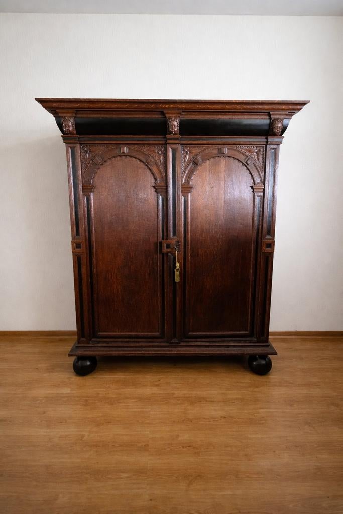 17e-eeuwse Renaissance poortkast toogkast, Antiek en Kunst, Antiek | Meubels | Kasten, Ophalen of Verzenden
