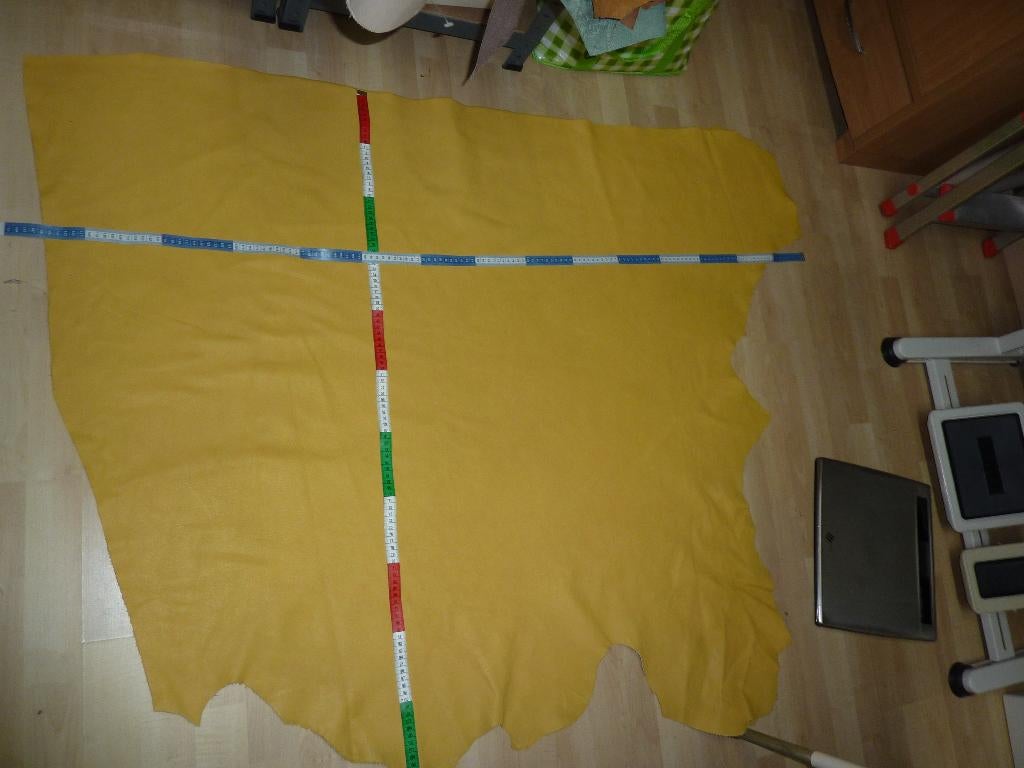 Zonnig geel soepel echt leer rundleer, Hobby en Vrije tijd, Stoffen en Lappen, Verzenden, Nieuw, 30 tot 120 cm, 30 tot 200 cm