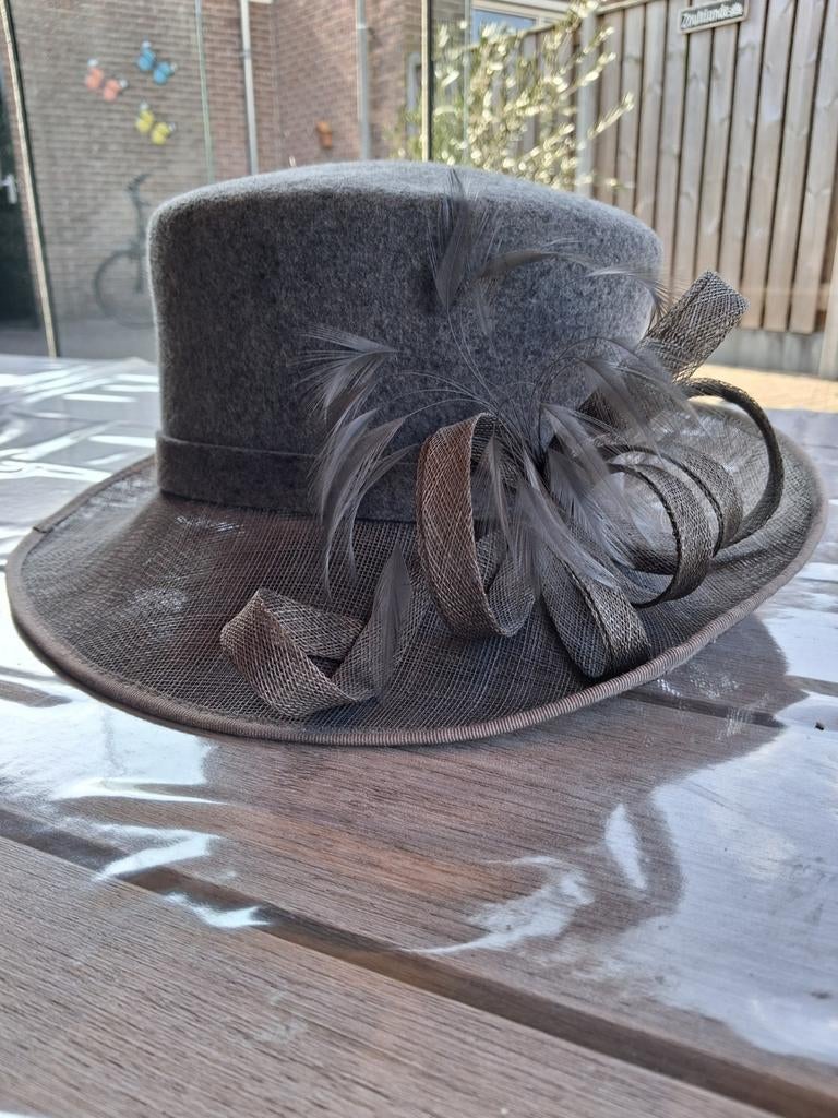 Grijze hoed met veren en lint, 56 of 57 cm (M, 7 of 7⅛ inch), Hoed, Matelootje, Ophalen of Verzenden