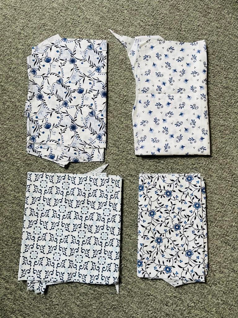 Restanten van 4 katoenen lapjes met oud-hollands motief., Hobby en Vrije tijd, Stoffen en Lappen, Nieuw, Katoen, 30 tot 120 cm
