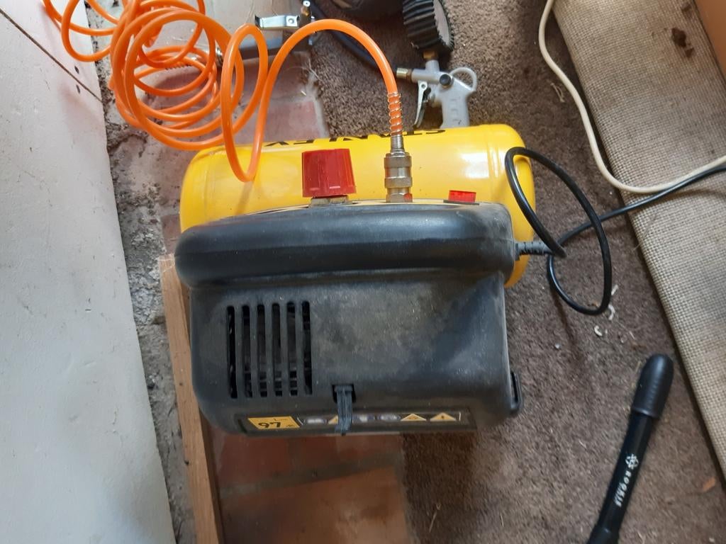 Stanley Compressor 8 bar - Zo goed als nieuw, Doe-het-zelf en Verbouw, Compressors, Ophalen, 6 tot 10 bar, Zo goed als nieuw, Minder dan 200 liter/min