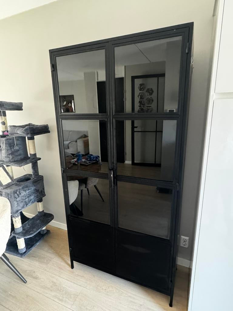 Zwarte vitrinekast metaal, Ophalen, 50 tot 100 cm, Zo goed als nieuw, Metaal