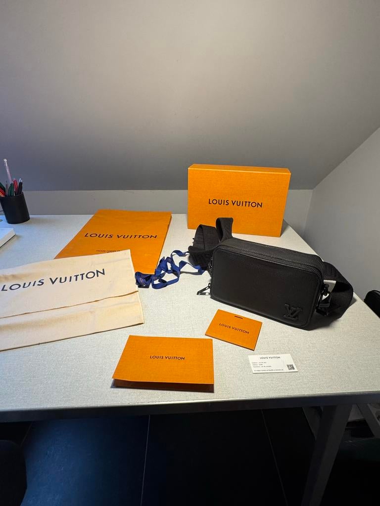Louis Vuitton Alpha wearable wallet heren, Zwart, Zo goed als nieuw, Leer, Ophalen