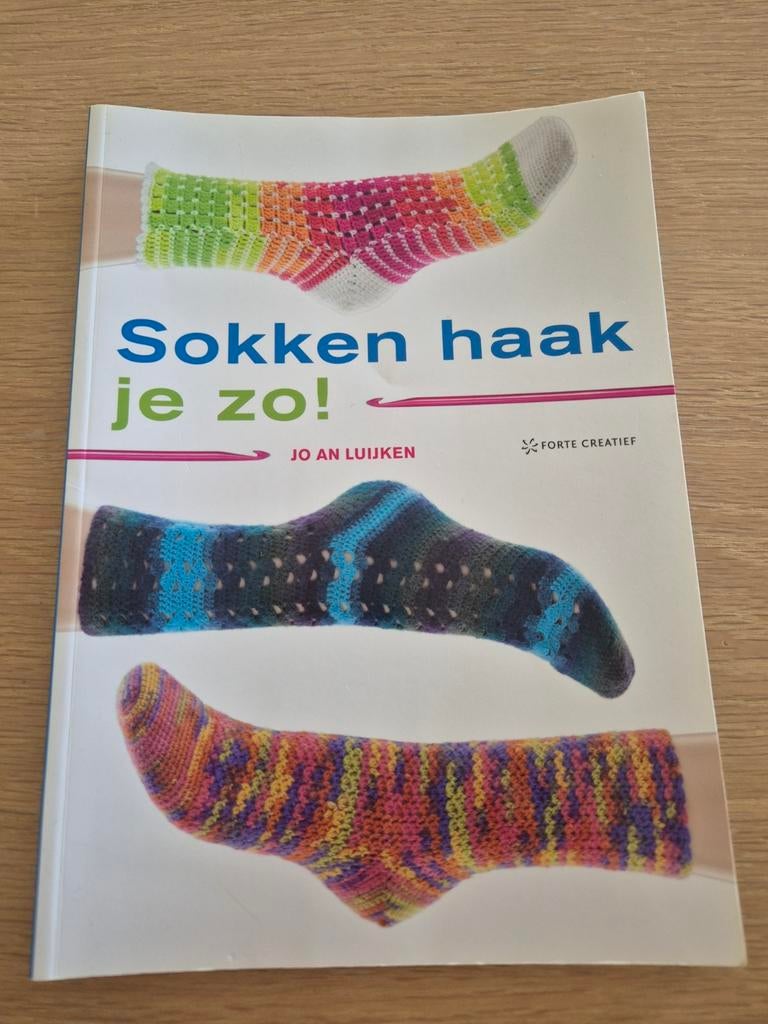Sokken haak je zo! - Leer sokken haken met dit boek, Boeken, Ophalen of Verzenden, Zo goed als nieuw, Breien en Haken, Jo An Luijken