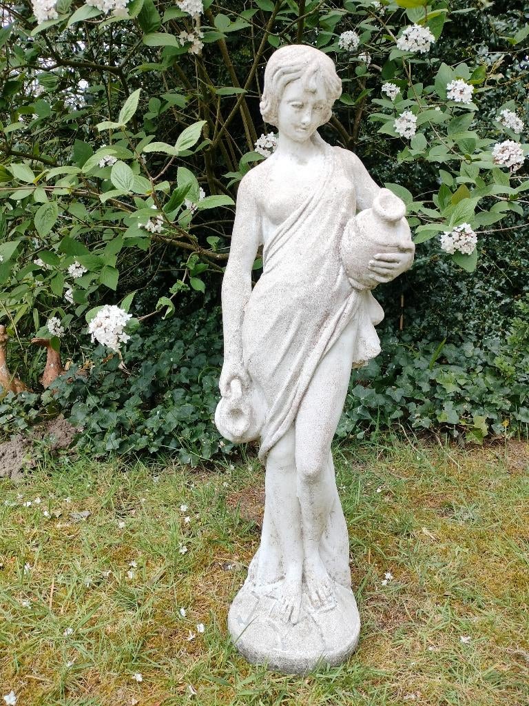 Betonnen vrouwenbeeld met 2 kruiken. 27 kg. H. 89 cm., Ophalen, Gebruikt, Beton, Mensenbeeld