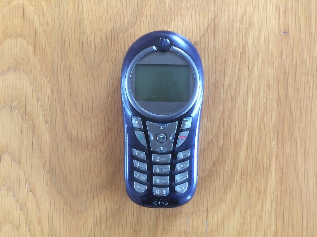 RUILEN: antiek / vintage MOTOROLA C115 mobieltje uit 2005, Telecommunicatie, Mobiele telefoons | Motorola, Ophalen of Verzenden