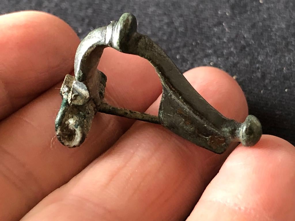 ROMEINSE Knie FIBULA mantelspeld Bodemvondst apart model +++, Ophalen of Verzenden, Brons