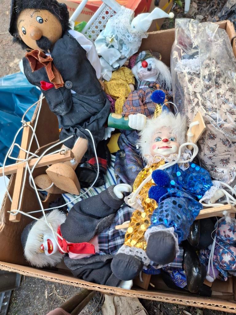 2 dozen met diverse poppen, clowntjes, marionetten, Kinderen en Baby's, Speelgoed | Poppen, Gebruikt, Overige typen, Ophalen