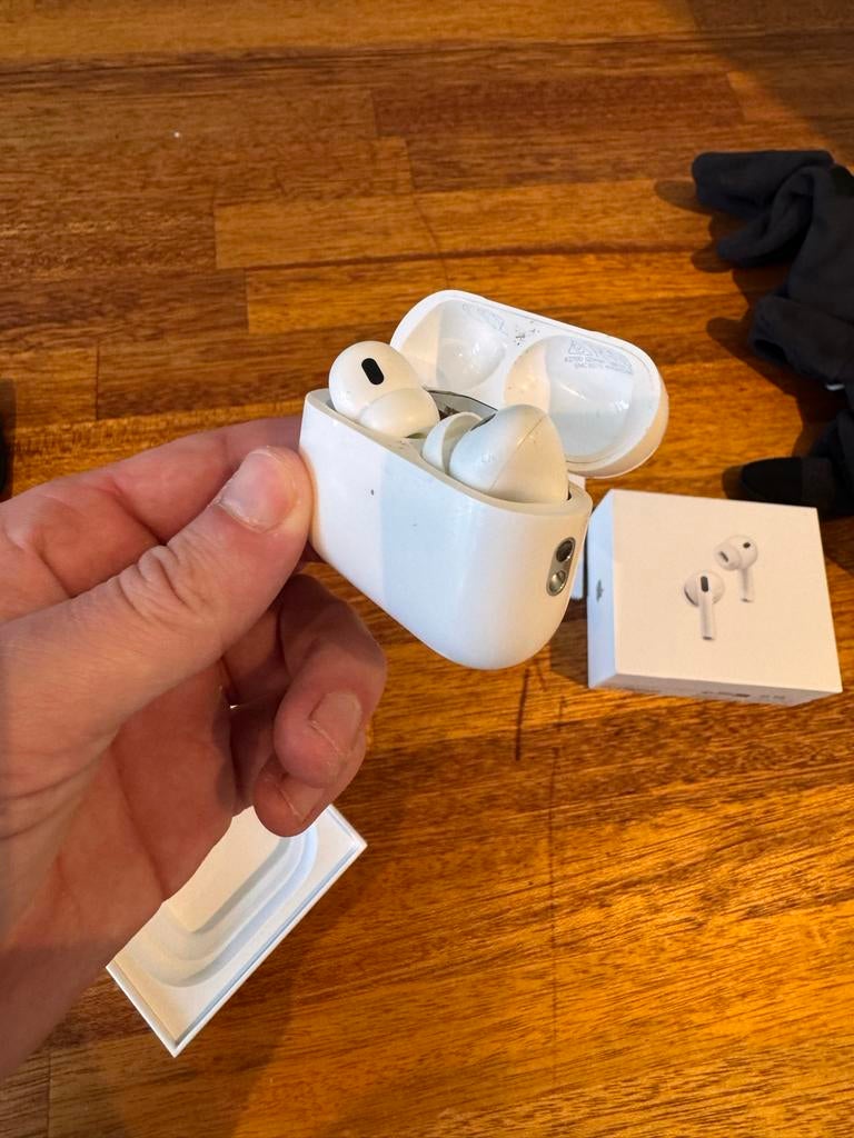 AirPods Pro 2 - Oortjes perfect, case defect, Telecommunicatie, Mobiele telefoons | Oordopjes, Gebruikt, In gehoorgang (in-ear)