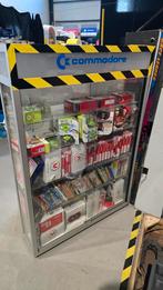 Vitrinekast vol retro goodies & games, Ophalen