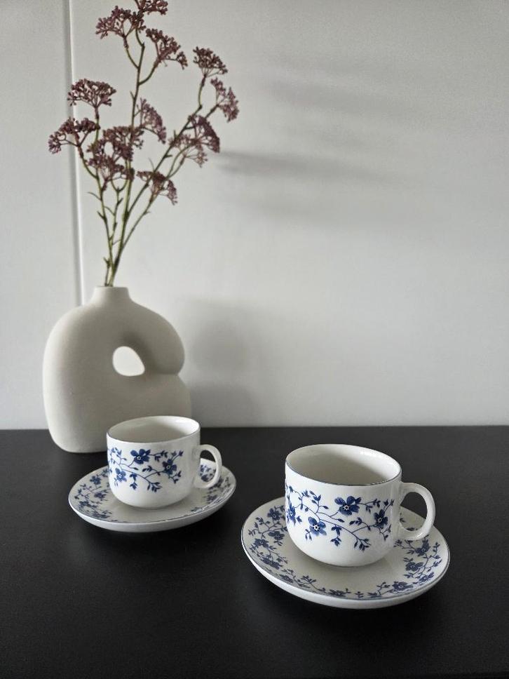 2 vintage theekopjes met schotels  wit met blauwe bloemetjes, Huis en Inrichting, Keuken | Servies, Gebruikt, Kop(pen) en/of Schotel(s)