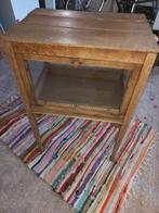 Vintage houten bijzettafel met glazen vitrine, Antiek en Kunst, Ophalen