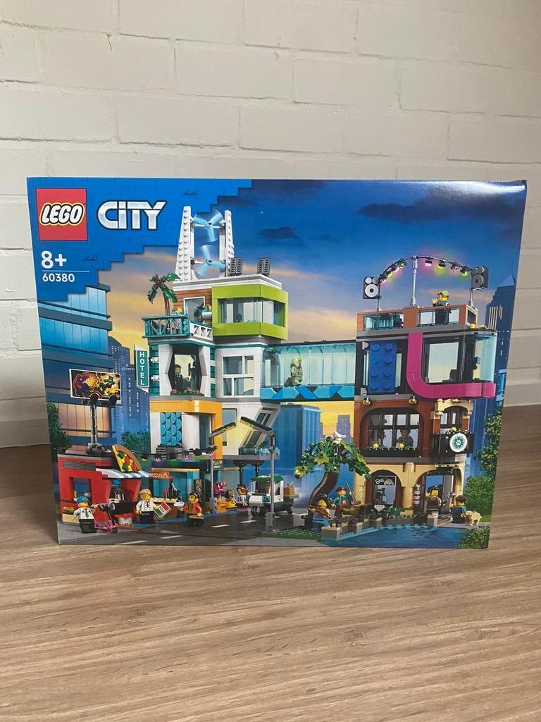 LEGO 60380 Binnenstad – Retired – Nieuw in Doos – Sealed, City, Lego, Nieuw, Ophalen of Verzenden