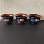 Drie goudsteen kastkommen., Verzenden