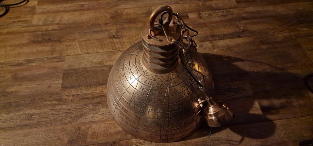 Metalen hanglamp met wereldkaart, Ophalen