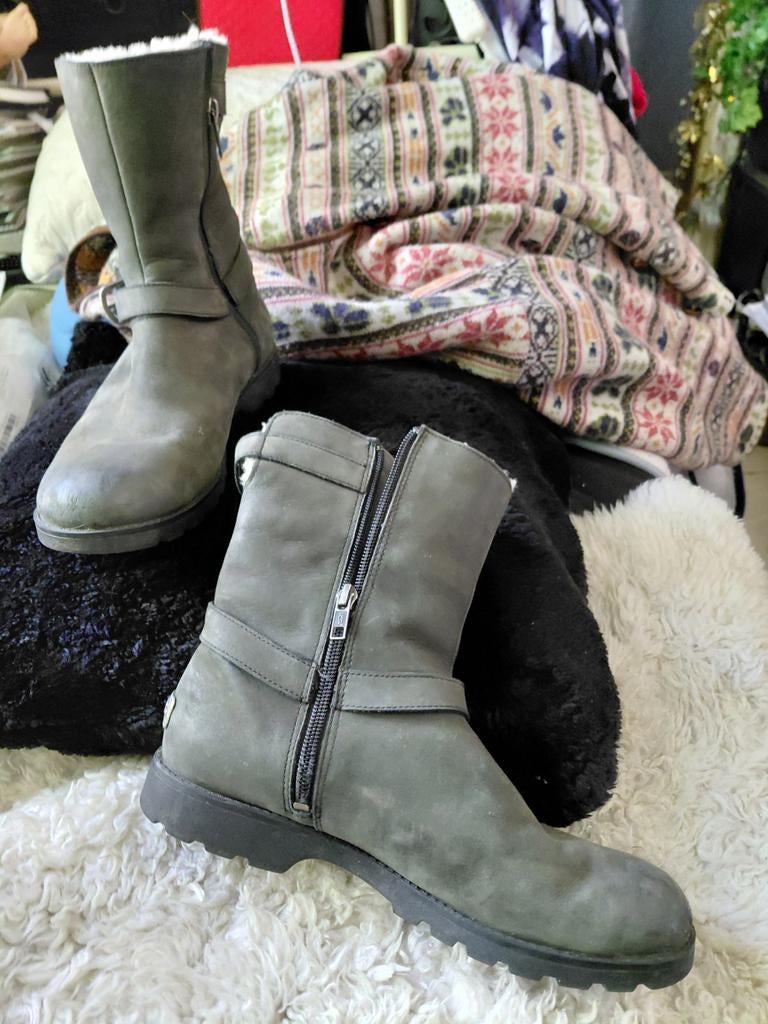 Uggs met binnenzool, Kleding | Dames, Schoenen, Ophalen of Verzenden, Zo goed als nieuw, Zwart