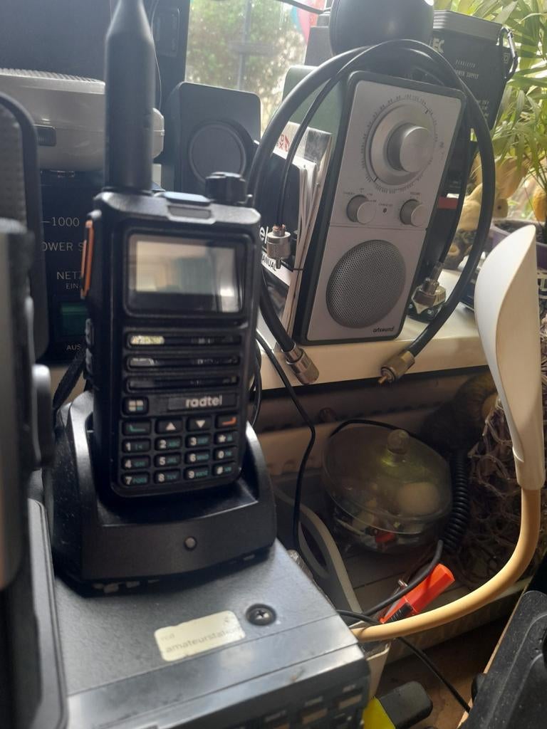 Radtel Portofoon met boekje en tafellader - Ruilen mogelijk, Ophalen of Verzenden, Gebruikt, Portofoon of Walkie-talkie