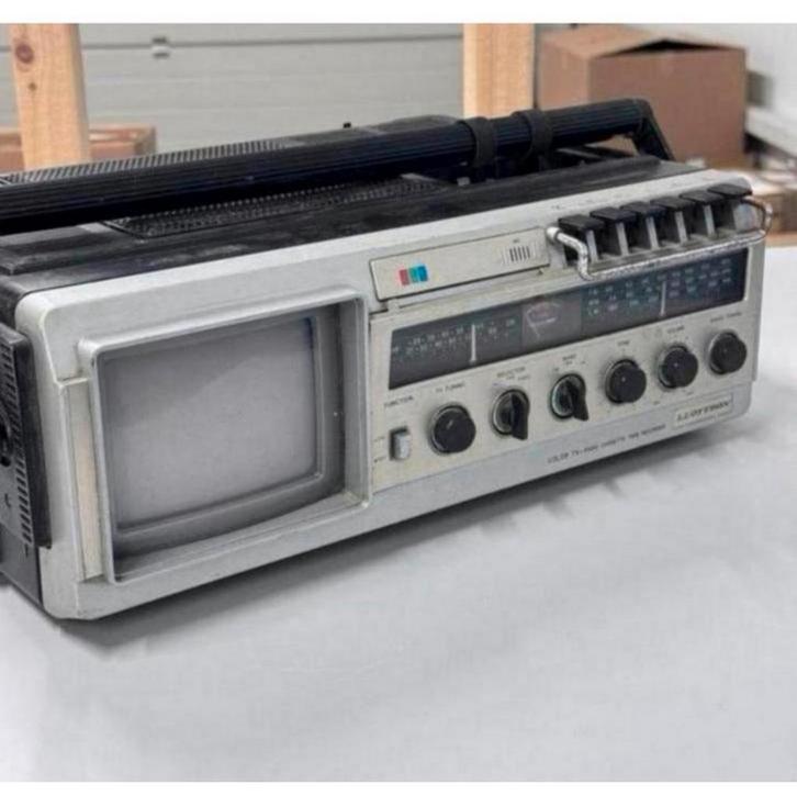 LLOYTRON 5" Color TV Radio Cassette Tape Recorder T-055 vtg, Verzamelen, Elektronische Apparatuur, Audio en Video, Ophalen of Verzenden