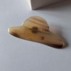Oude uitgesneden hoorn broche ingekerft bandje,strikje, Sieraden, Tassen en Uiterlijk, Antieke sieraden, Verzenden, Overige materialen