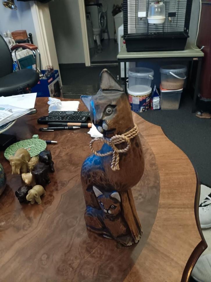 Houten Kattenbeeld met Kitten - Handgesneden Decoratie, Verzamelen, Beelden en Beeldjes, Ophalen of Verzenden