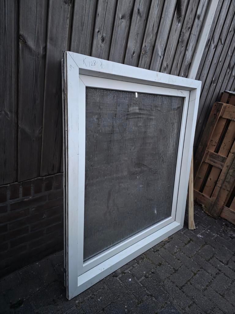 Kunststof kozijn met glas - 139x128 cm, Ophalen, Gevelraam of Ruit, Gebruikt, 120 tot 160 cm