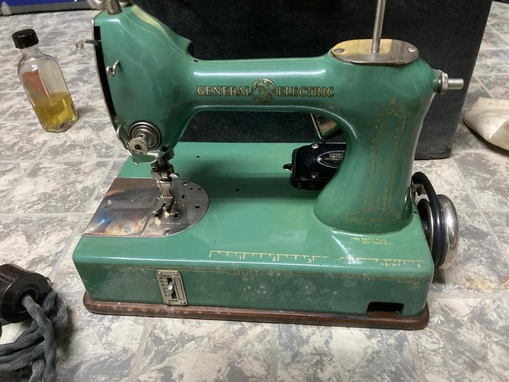 Vintage General Electric Naaimachine met Koffer, Antiek en Kunst, Antiek | Naaimachines, Ophalen