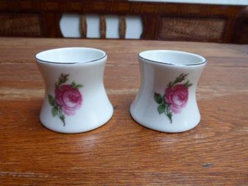 2 porseleinen eierdopjes met roosjes beschikbaar voor biedingen